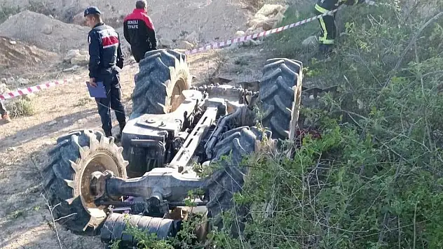 Denizli'de  devrilen traktörün sürücüsü olay yerinde yaşamını yitirdi