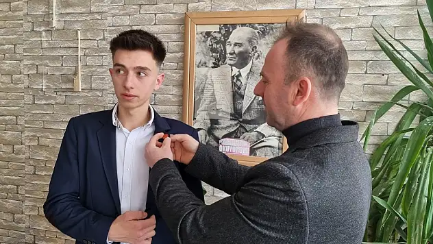 10 adayı geride bırakarak 18 yaşında muhtar oldu