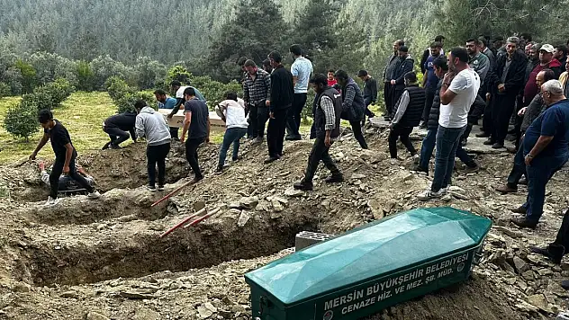 Mersin'de yangınlarda ölen 3 kişilik aile, yan yana toprağa verildi