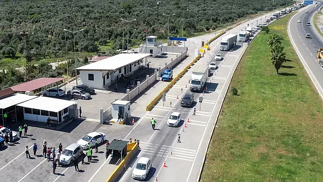 2 milyon tatilci bekleniyor... Kent girişinde kilometrelerce araç kuyruğu oluştu