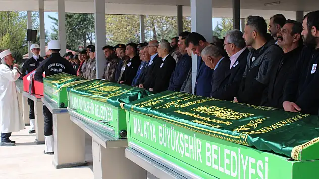 Kazada ölen polis memuru, eşi ve 2 çocuğu toprağa verildi