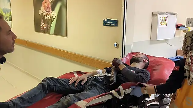 Demir profil keserken eline saplanan spiral makinesi ile hastaneye kaldırıldı