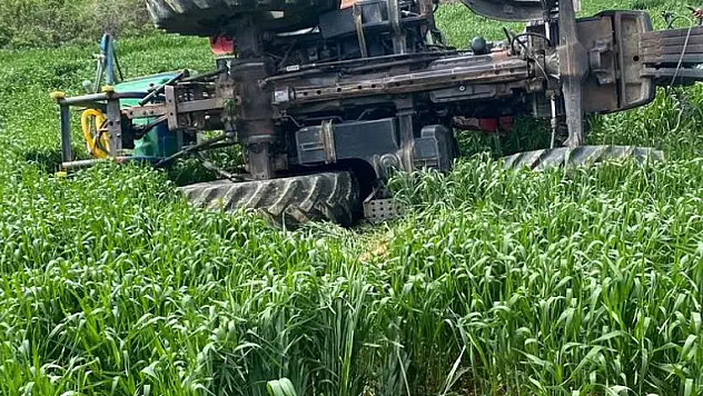 Devrilen traktörün altında kalarak öldü