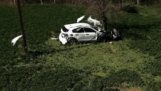 Otomobil tarlaya devrildi: 2 ölü