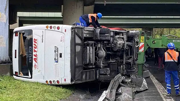 Polisleri taşıyan servis minibüsü devrildi