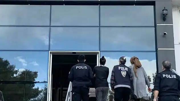 Pazarda yankesicilik yapan kadınlar yakalandı