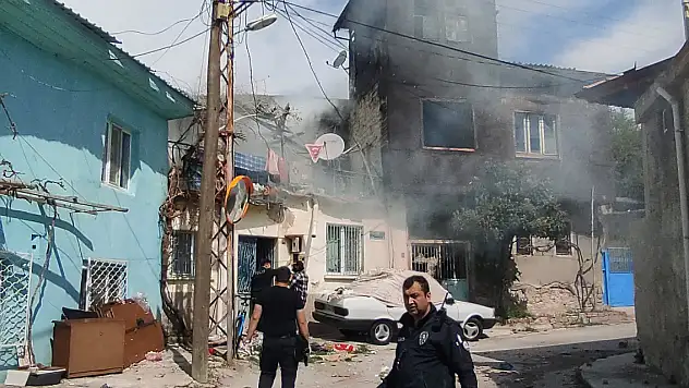 Eşyaları yola atıp, kurusıkıyla ateş açtı eve giren 3 polisi yaraladı