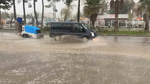 Dolu yağışı beyaza bürüdü