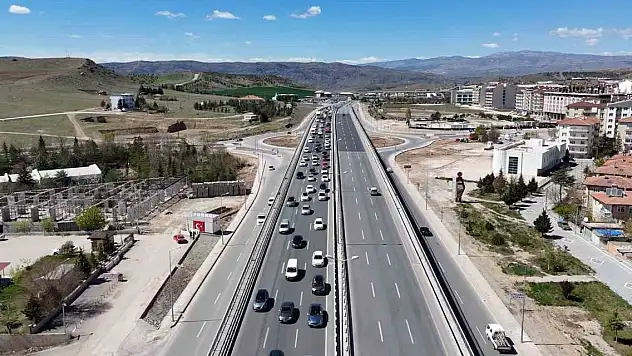 43 ilin geçiş güzergahında trafik yoğunluğu