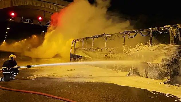 Yolcu otobüsü alev alev yandı