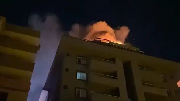 İş merkezinin çatısı alev alev yandı