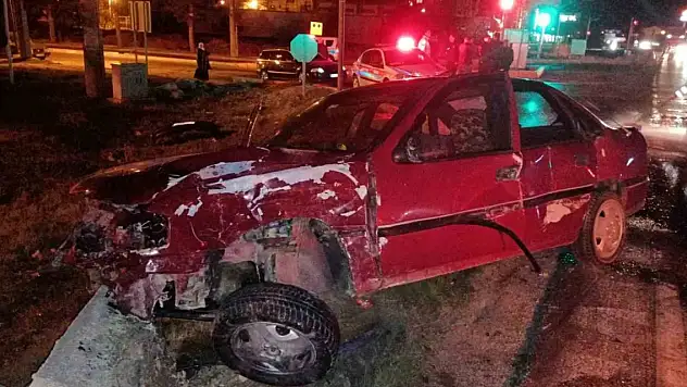 Tır ile otomobilin çarpıştı: Araç hurdaya döndü