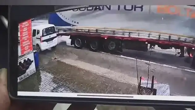 TIR park halindeki araca böyle çarptı