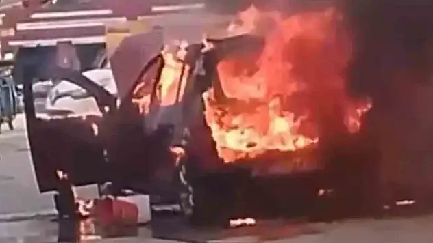 Park halindeki otomobil alev alev yandı