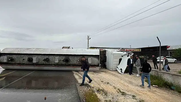 Devrilen tanker yolu trafiğe kapattı