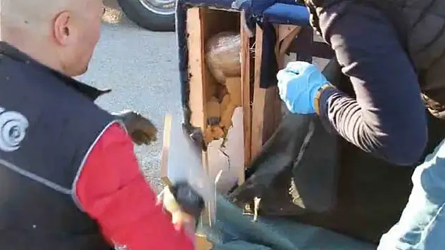 Çekyatın içi uyuşturucu deposu çıktı