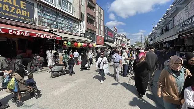 Sokak ortasında kadınlar saç saça baş başa girdi