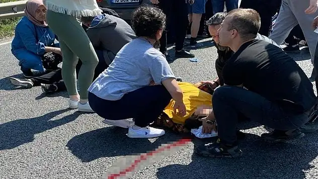 Feci kaza otomobil kadınlara çarptı