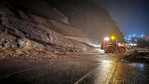 İki şehir arasında ulaşım ulaşıma heyelan engeli