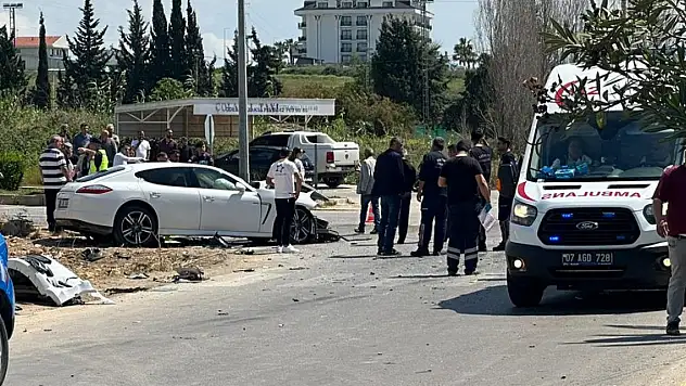 Servis midibüsü ile otomobil çarpıştı: 29 yaralı