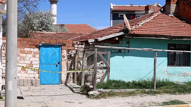 Eski eşinin kocasını ve annesini tüfekle yaralayıp, kaçtı