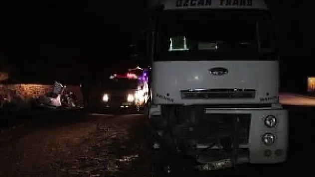 Erzincan'da tır ile otomobil çarpıştı: 5 ölü