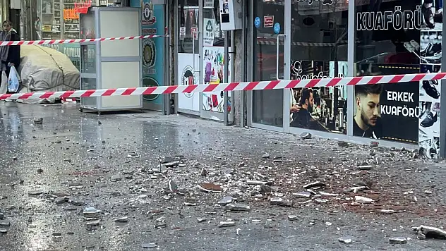 7 katlı binadan başına beton parçası düştü