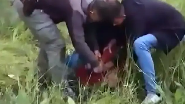 Suçüstü yakalanınca polisin elini ısırdı!