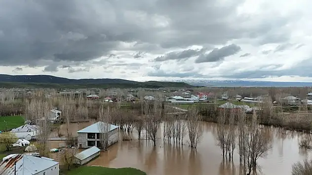 Dere taştı çok sayıda ev su altında kaldı