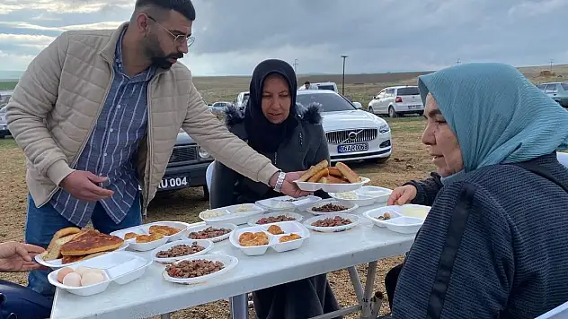 Göçle dağılan köy halkı bir araya geliyor