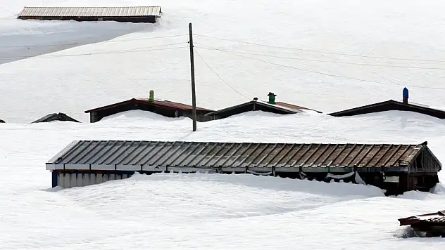 Yayla evleri ilkbaharda kara gömüldü