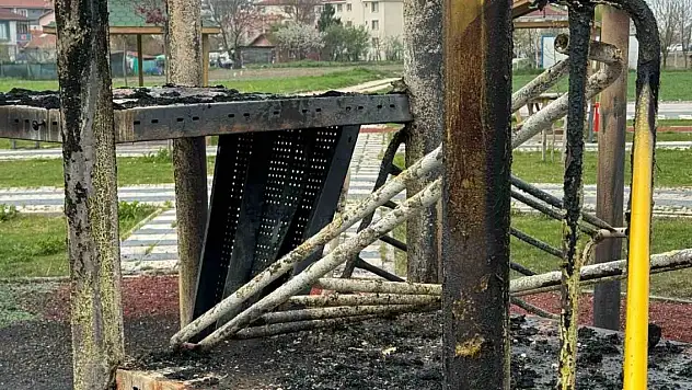 Belediyenin yaptığı park kundaklandı