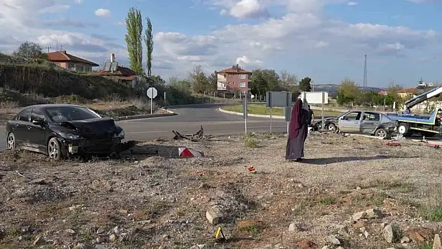 İki otomobil çarpıştı, aynı aileden 4 kişi yaralandı