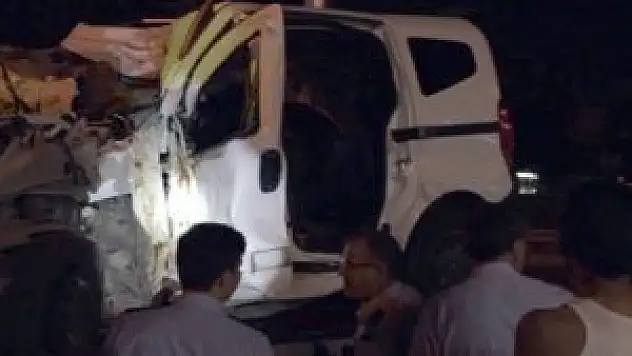 Otomobil ağaca çarptı: 1 ölü, 3 yaralı