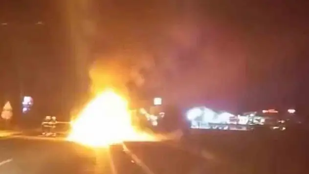 Seyir halindeki otomobil alev topuna döndü