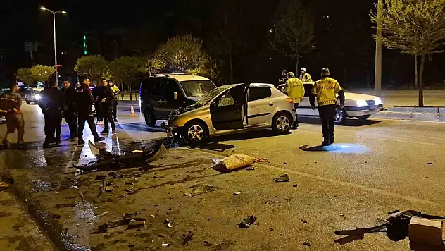 Otomobil yol süpürme aracına çarptı