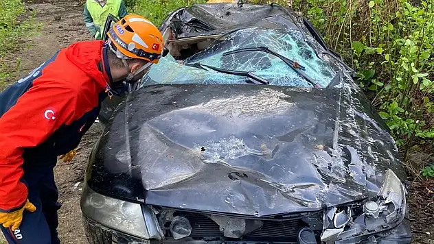 Otomobil şarampole yuvarlandı: 1 ölü, 1 yaralı