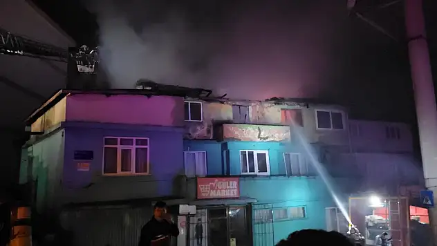 3 katlı apartmanda yangın: 1 kişi dumandan etkilendi