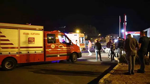 Alkollü sürücü kırmızı ışıkta bekleyen araçlara çarptı: 2 yaralı