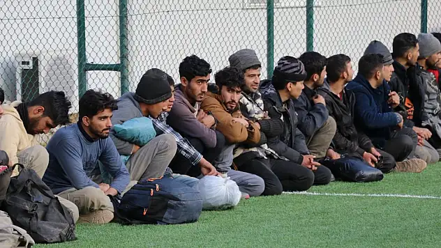 Bakır yüklü TIR'ın dorsesinden 64 kaçak göçmen çıktı