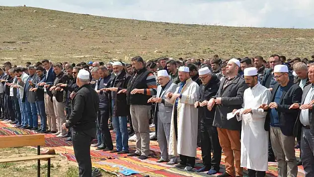 Karaman'da çiftçiler yağmur duasına çıktı