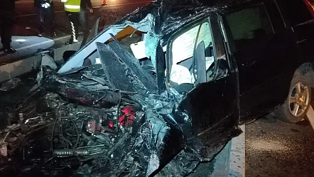 Refüje çarpan otomobilden fırlayan sürücü öldü, yanındaki arkadaşı ağır yaralı
