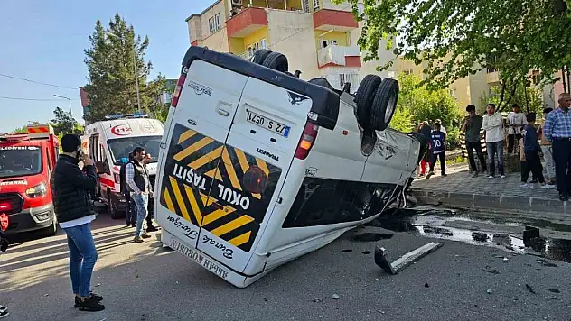 Minibüs ile otomobil çarpıştı: 4 yaralı