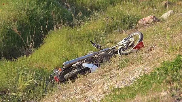 Bariyerlere çarpan motosiklet dere yatağına uçtu: 2 genç hayatını kaybetti