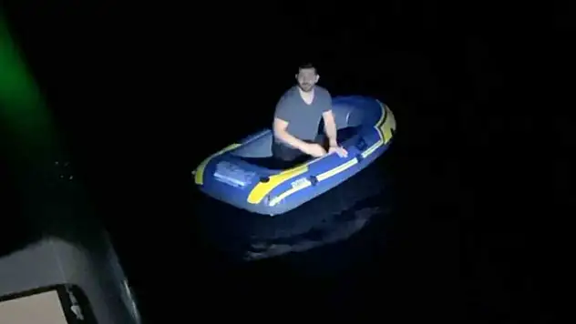 Lastik bot ile kaçarken yakalandı