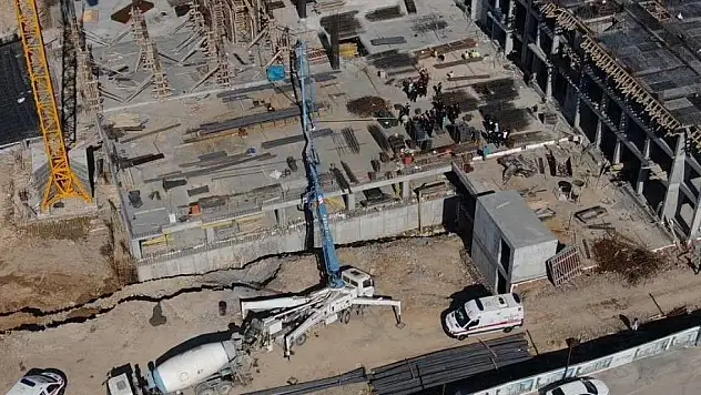 İşçiye beton döküm pompası çarptı