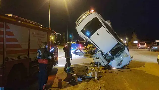 Bariyerlere çarpan otomobil dik şekilde asılı kaldı: 3 yaralı