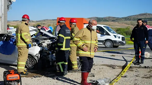 Kontrolden çıkan otomobil yayaya  ve tır dorsesine çarptı: 1 ölü, 2 ağır yaralı