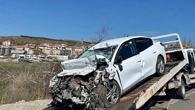 Ankara-Konya yolunda otomobil hafriyat kamyonuna çarptı: 1 ölü