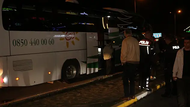 Kırdığı soda şişesi ile muavini rehin aldı